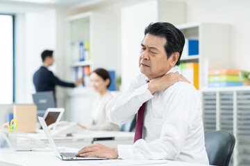 オフィスで働くシニアのビジネスマン