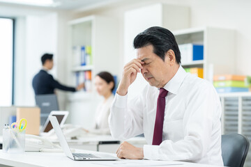 オフィスで働くシニアのビジネスマン