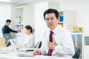 Obraz premium オフィスで働くシニアのビジネスマン