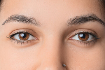 Obraz premium Young woman with brown eyes, closeup