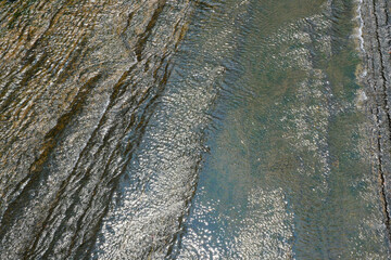 岩の上を流れる清流