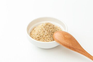 器に入ったすりごま　白バック