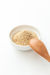 器に入ったすりごま　白バック