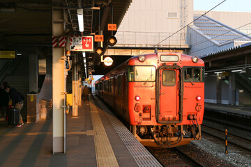 夕方のホームに停車している電車