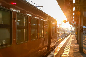 夕方の駅に停車している電車