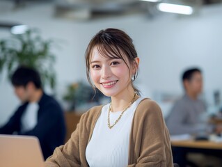 オフィスで笑顔を見せる女性社員