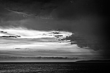 Obraz premium Sunset on the sea shore with dramatic sky