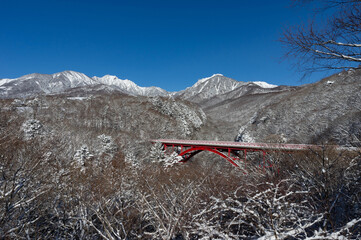 降雪翌朝の東沢大橋と八ヶ岳遠望