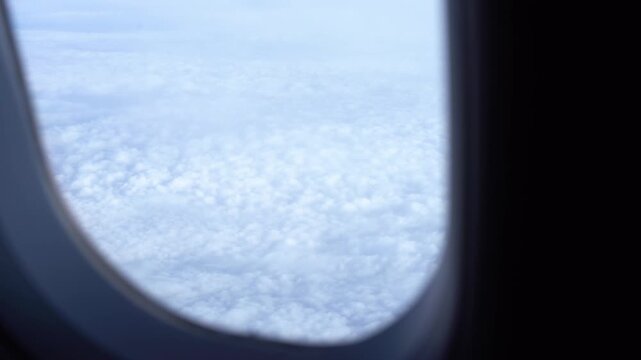 Nubes desde arriba, vista desde la ventana de un avi&oacute;n. Cielo, altura, atm&oacute;sfera y paisaje a&eacute;reo.