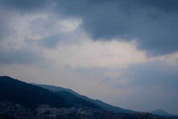 夜明け前の神戸の街と六甲山系