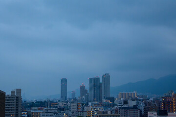 Fototapeta premium 夜明け前の神戸の街と六甲山系