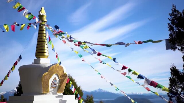 Stupa de la Iluminaci&oacute;n en el Cerro Otto, Bariloche, Argentina. Budismo, Buda, banderas de oraci&oacute;n flameando al viento, espiritualidad y paisaje natural.