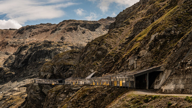 Skitunnel zwischen Parpaner Rothorn und Gredig's F&uuml;rggli im Sommer, Lenzerheide, Schweiz