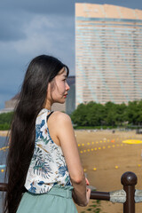 夏の百道浜を歩く若い女性