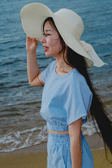 夏の百道浜を歩く若い女性