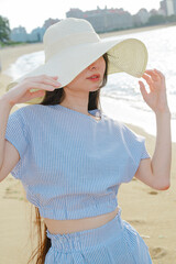 夏の百道浜を歩く若い女性