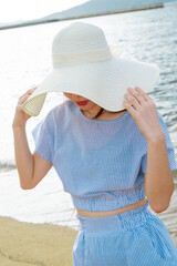 夏の百道浜を歩く若い女性