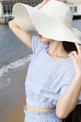 夏の百道浜を歩く若い女性