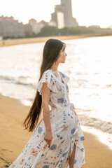 夏の百道浜を歩く若い女性