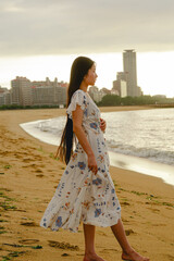 夏の百道浜を歩く若い女性