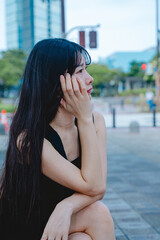 夏の百道浜を歩く若い女性