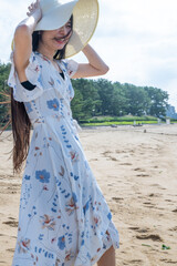 夏の百道浜を歩く若い女性