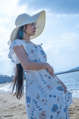 夏の百道浜を歩く若い女性