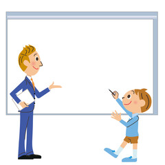 大きな白い黒板の前で先生と会話しながら勉強する子供