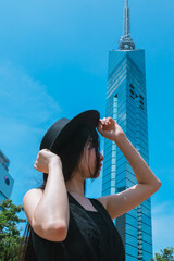 夏の福岡タワーと若い女性