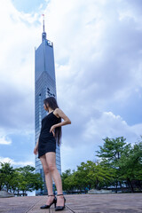 夏の福岡タワーと若い女性