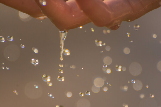 mano gotas de agua