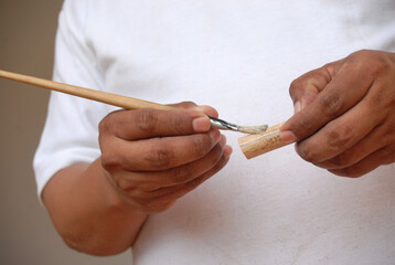 Building rustic bamboo crafts with homemade tools