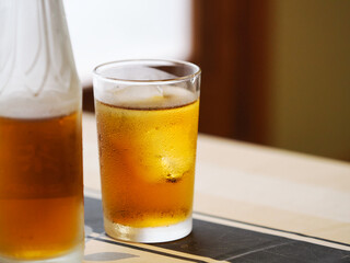 グラスに注がれた烏龍茶