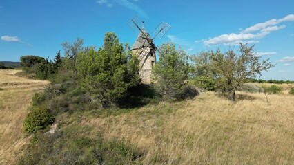 vieux moulin &agrave; vent dans la campagne