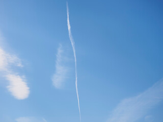 青空と飛行機雲。東京の冬空。