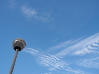 青空と街灯が映える東京の冬空写真素材