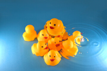 canards jaunes en plastique sur et sous l'eau