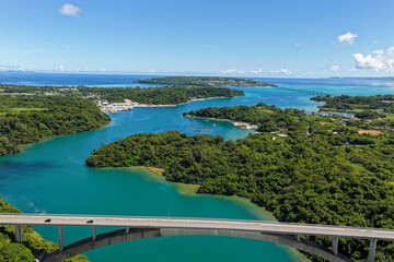 Fototapeta premium Warumi Bridge (ワルミ大橋) with View of Kouri Island (古宇利島), Okinawa, Japan
