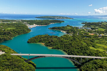 Naklejka premium Warumi Bridge (ワルミ大橋) with View of Kouri Island (古宇利島), Okinawa, Japan
