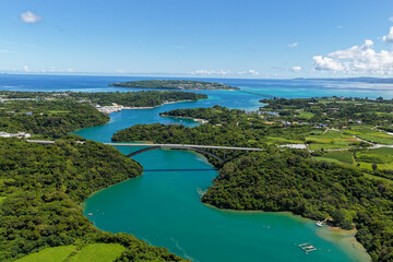 Fototapeta premium Warumi Bridge (ワルミ大橋) with View of Kouri Island (古宇利島), Okinawa, Japan