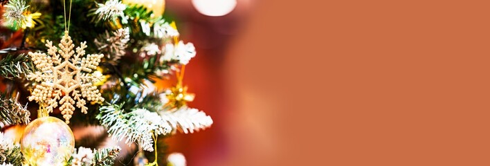 クリスマス の 飾付け の クリスマスツリー と イルミネーション 【 年末 の イメージ 】