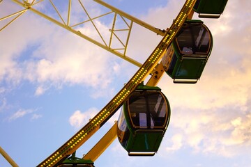 Fototapeta premium ferris wheel on a sunny day