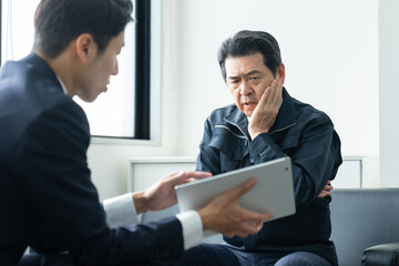 営業を受けるミドルのビジネスマン