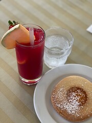 Succo di frutto con biscotto alla marmellata