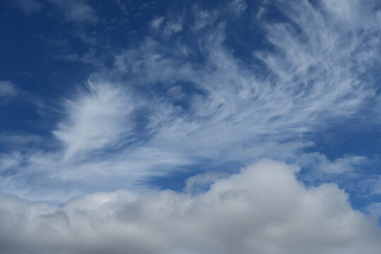 Ciel bleu, nuages blancs.