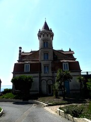 Obraz premium Quiberon, August 2025: Hiking around the Quiberon peninsula in the Gulf of Morbihan in Brittany - View of the town 