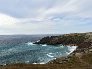 Obraz premium Quiberon, August 2025: Hiking around the Quiberon peninsula in the Gulf of Morbihan in Brittany - View of the wild coast