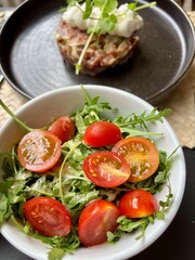 Bol de salade et tomates cerises