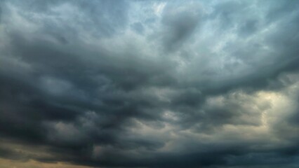 Obraz premium Dark, dramatic, and moody storm clouds filling the sky before a heavy rain.