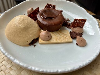Mi cuit chocolat, pana cotta marbré, crumble et glace vanille 